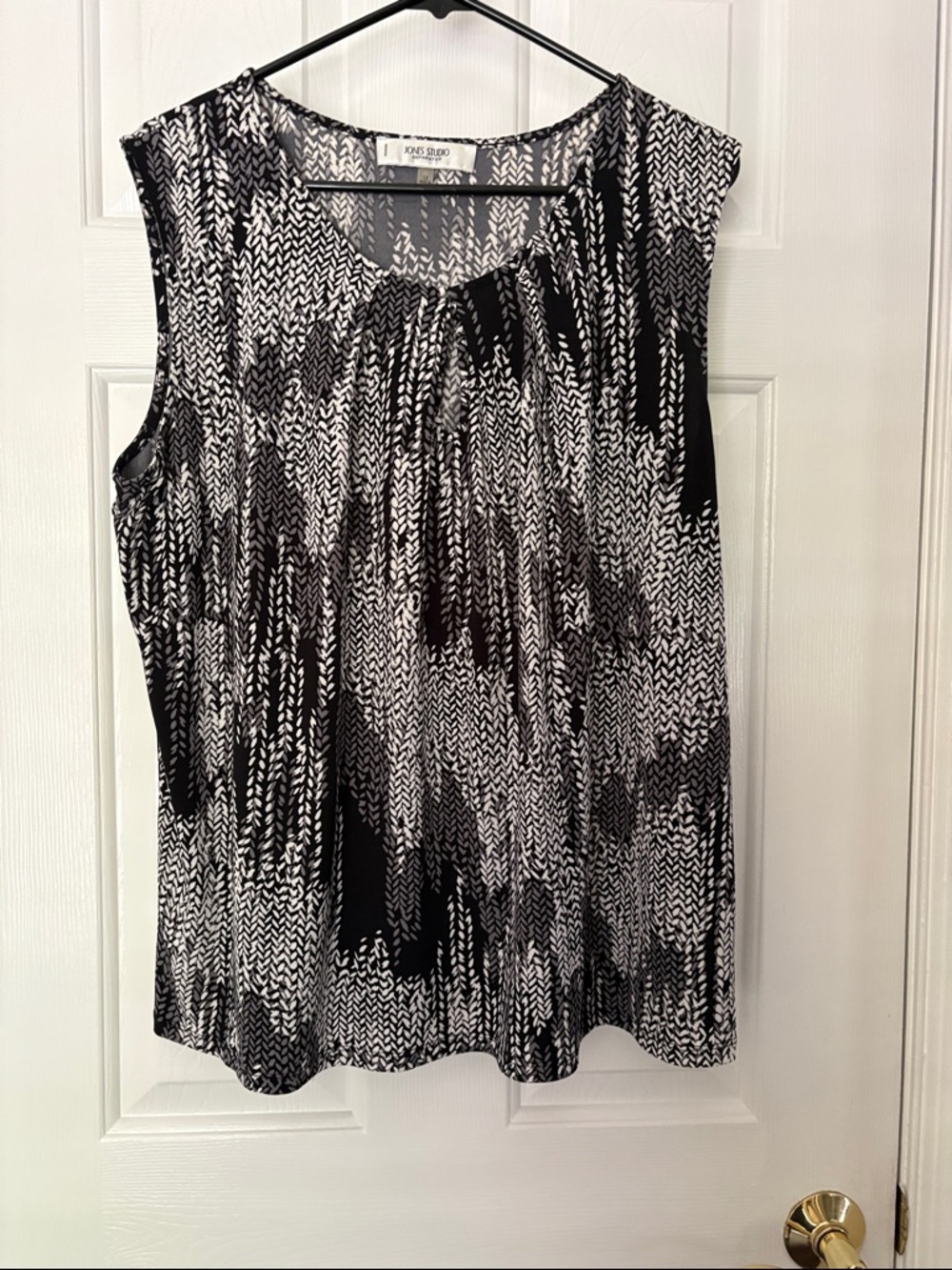 Jones Studio Black and White Abstract Sleeveless Tank